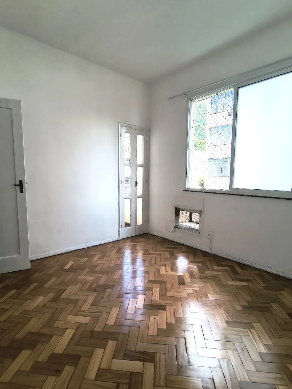 Wood or laminate floors in a 2-bedroom apartment, 72 m² — photo 5