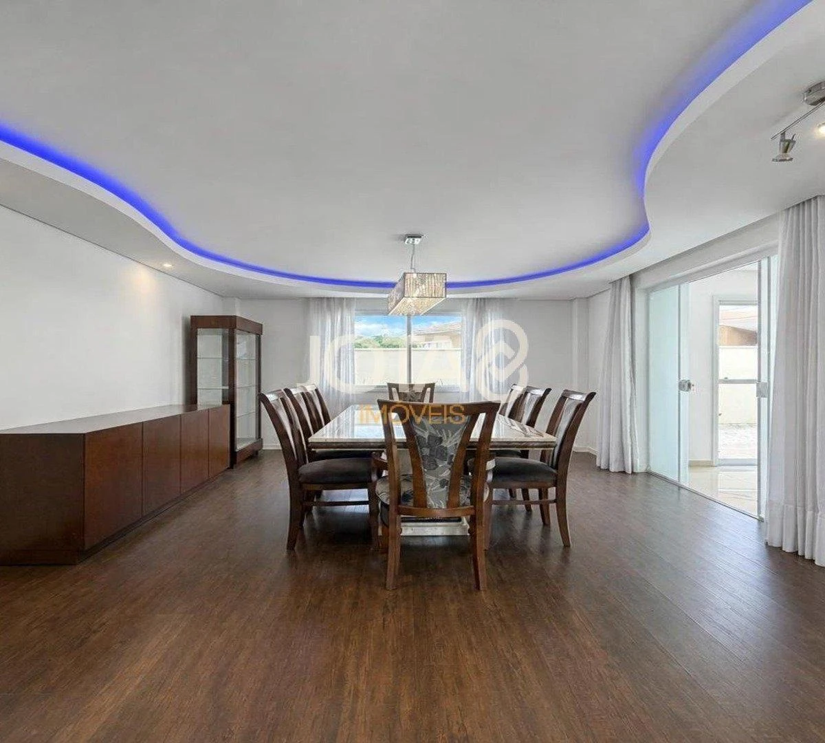 4-bedroom house with a glass-enclosed balcony in Curitiba — photo 14