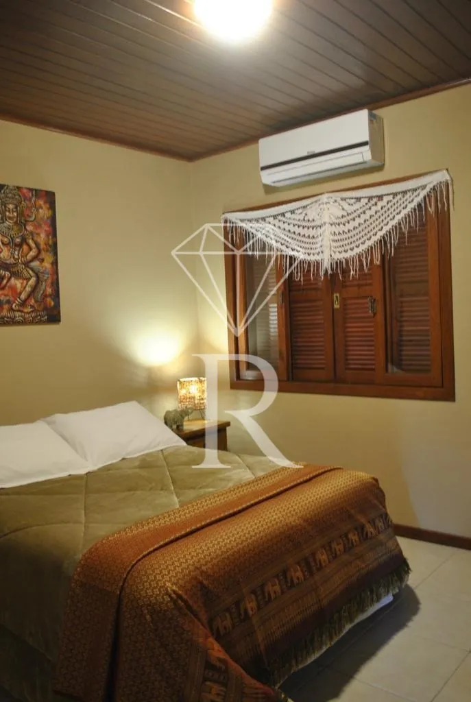 House with 7 en-suite bedrooms and 4 parking spaces — photo 2