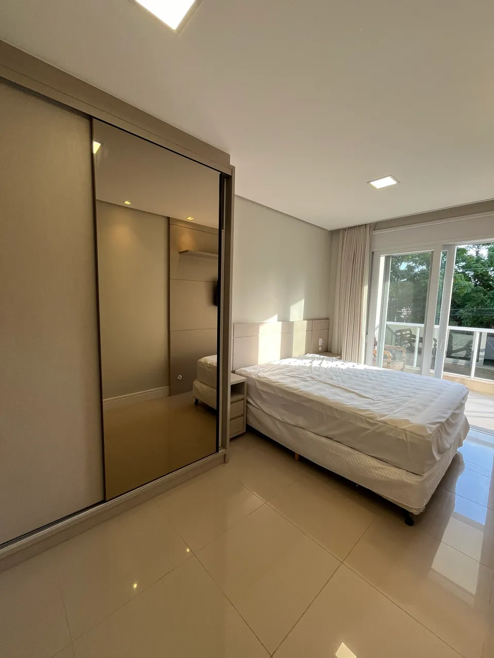 Квартира 100 м² с застеклённым балконом и грилем на балконе — photo 15