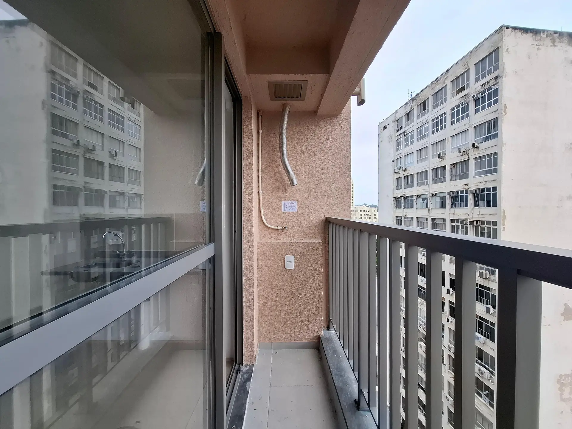 1-bedroom apartment with a balcony and washing machine — photo 17