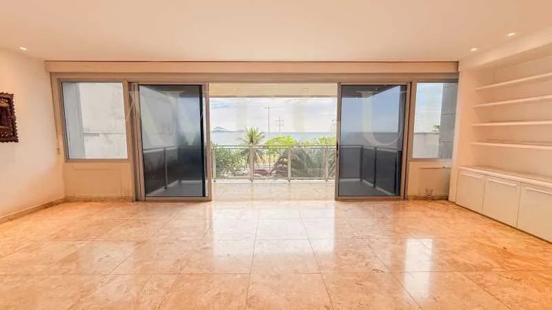 210 m² apartment with a balcony, 3 bedrooms and 5 baths — photo 8