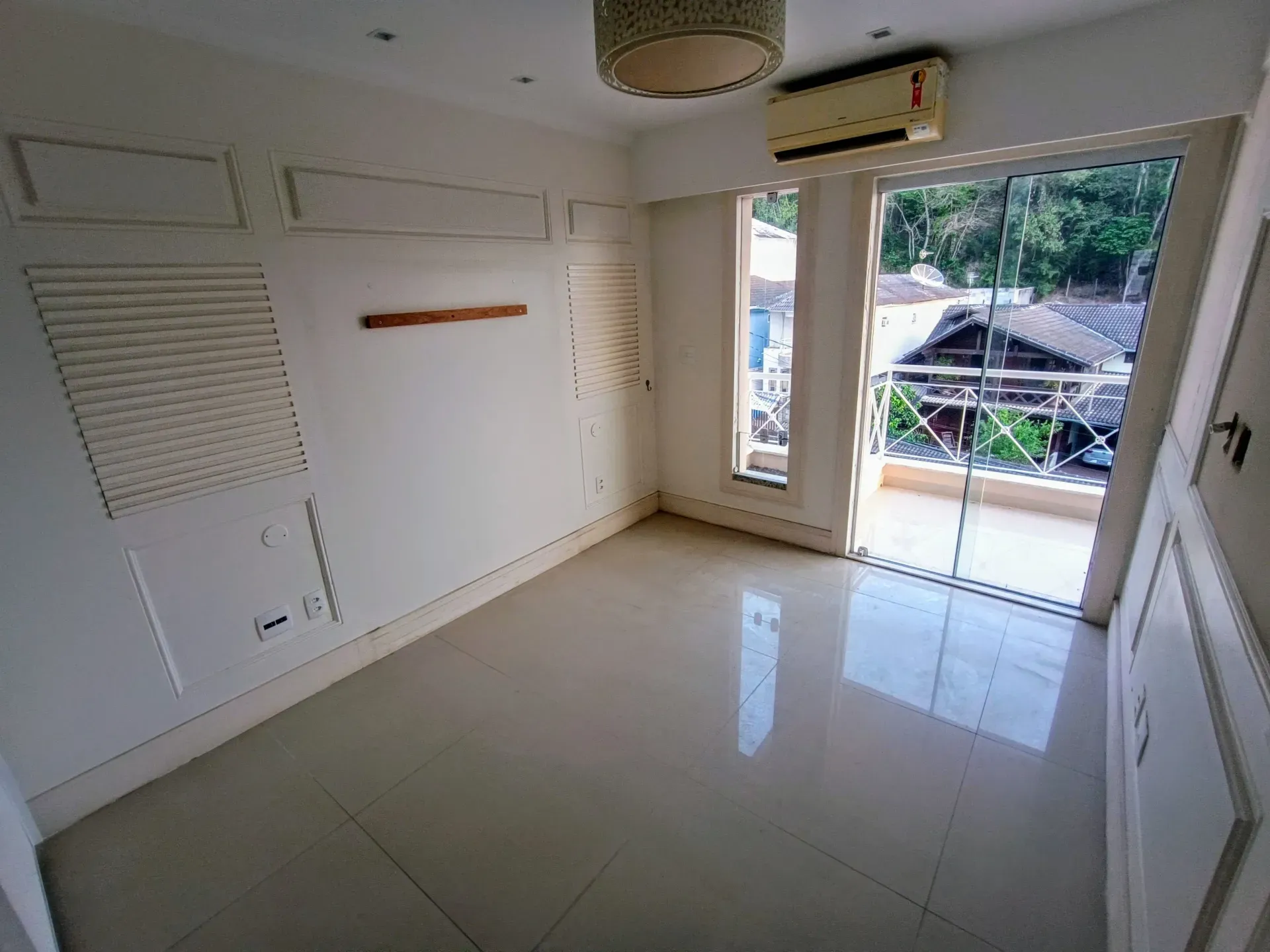 Unfurnished house with 4 bedrooms and 5 bathrooms — photo 29