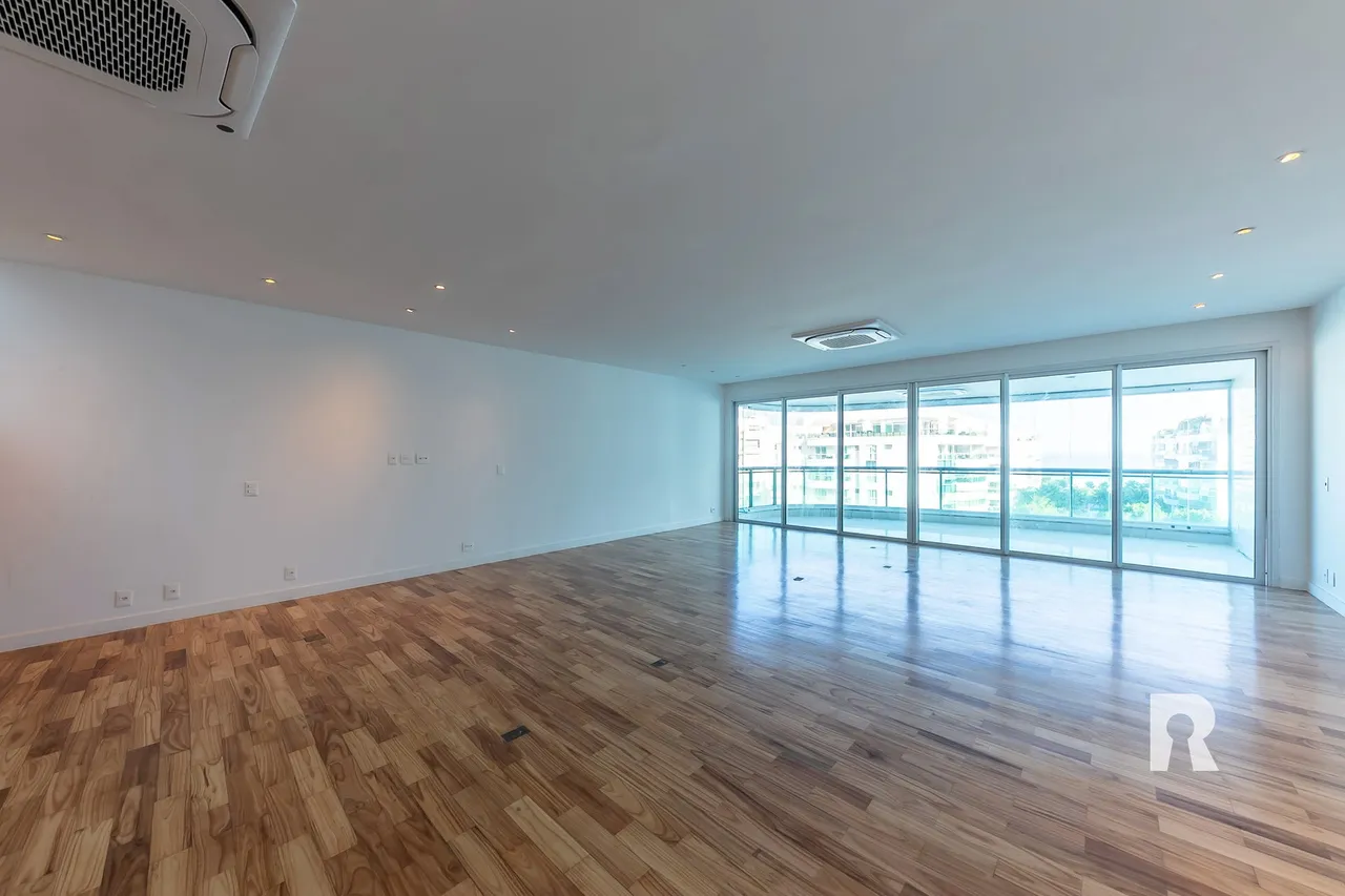 4-bedroom, 5-bath apartment with a balcony — photo 19