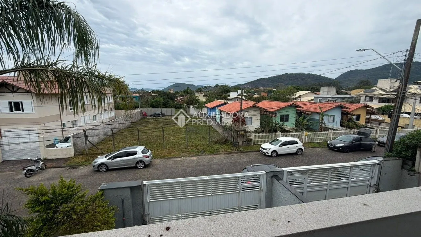 Balcony with a grill in a 4-bedroom house, 120 m² — photo 30