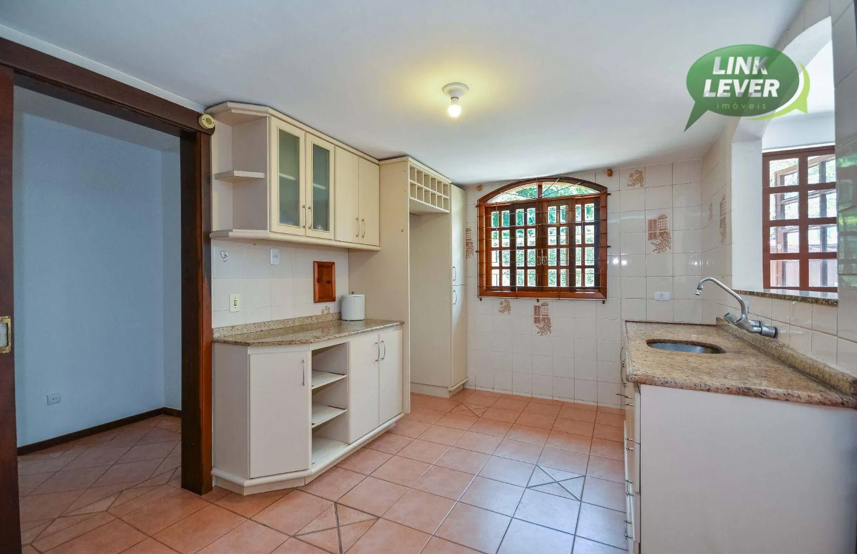 164 m² house with a fireplace and a grill on the balcony — photo 2