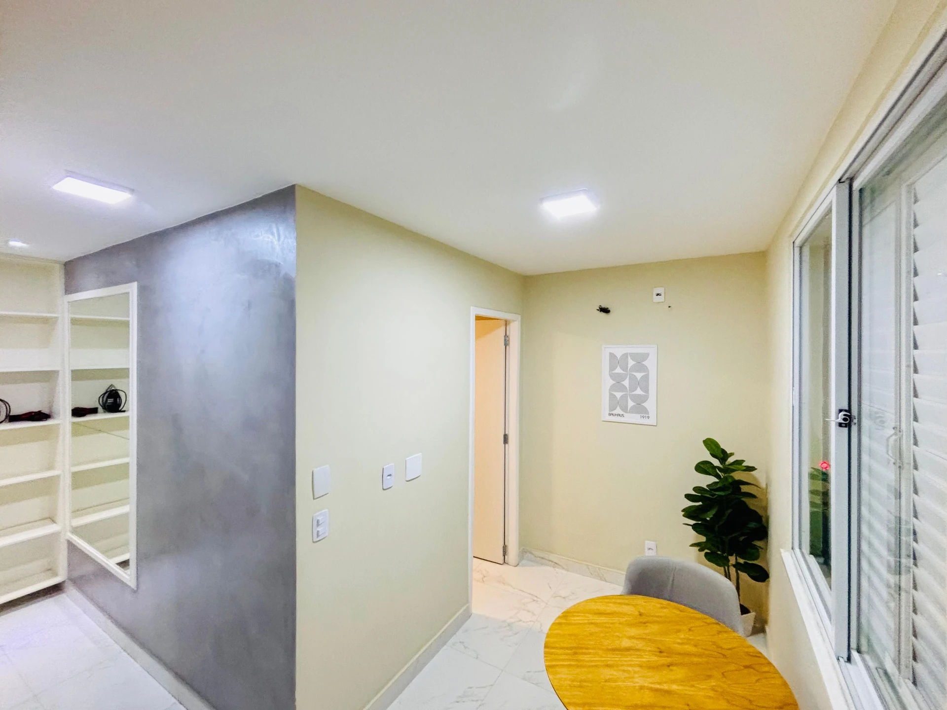 Furnished 1-bedroom apartment with a closed kitchen — photo 14