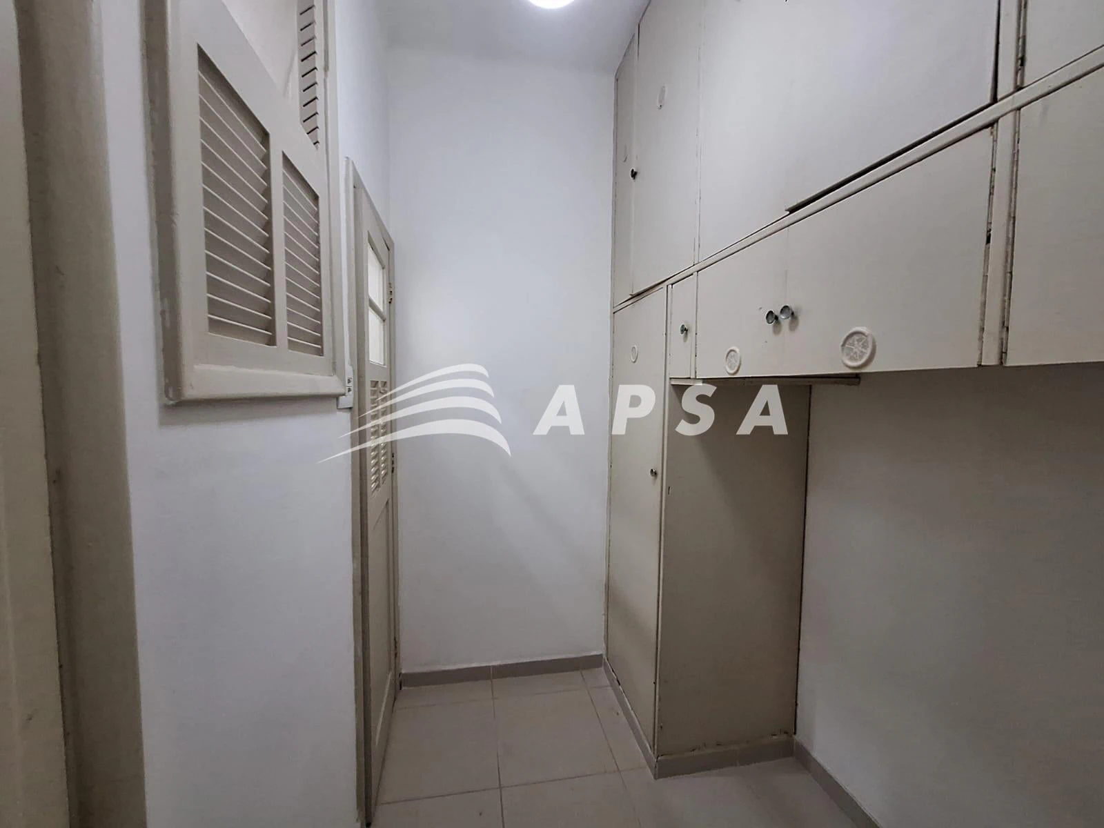 Apartamento de 2 quartos com piso de madeira ou laminado — photo 9