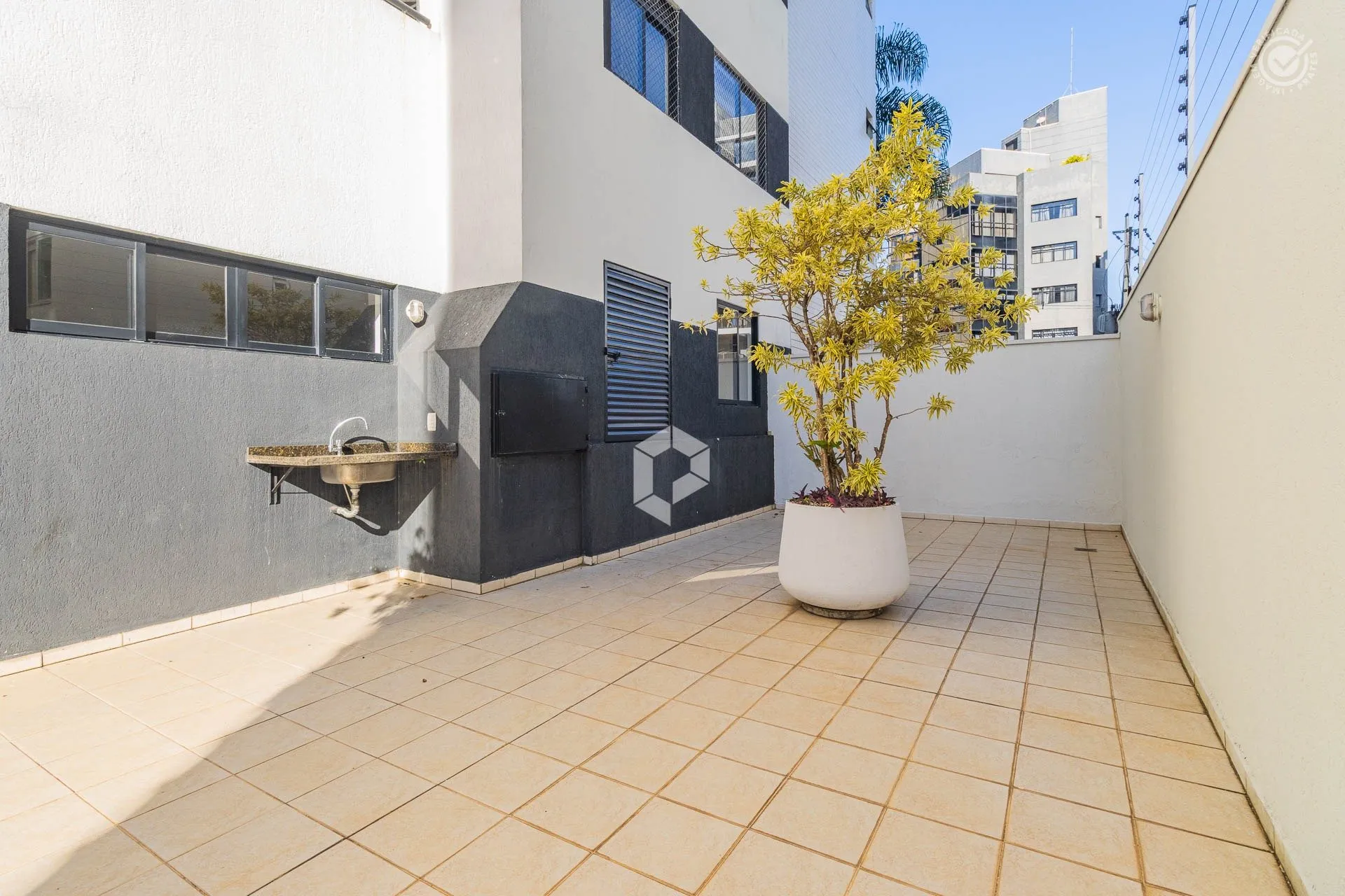 Furnished 1-bedroom apartment with a private BBQ — photo 30