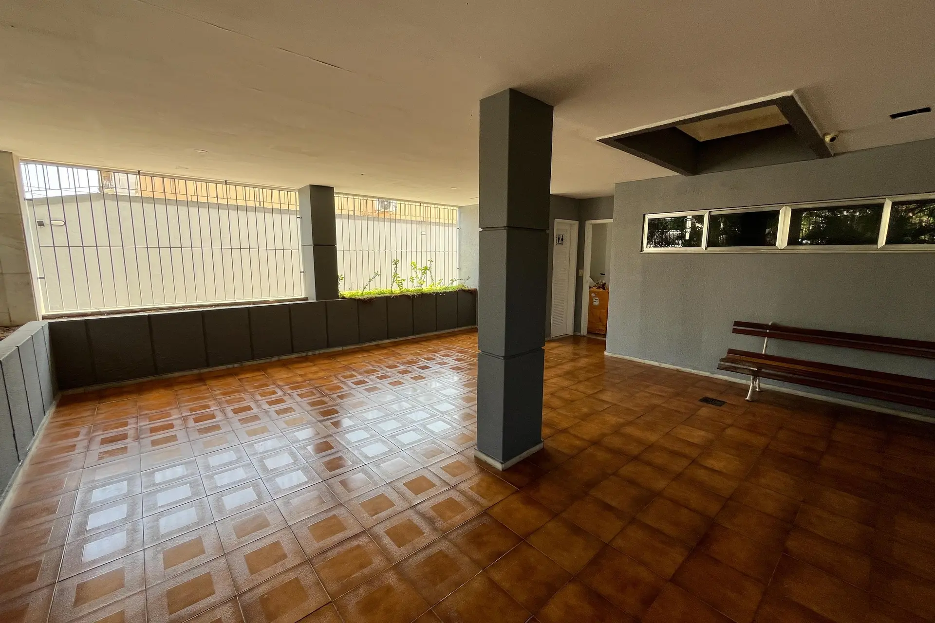 Glass-enclosed balcony in a 3-bedroom apartment, 131 m² — photo 43
