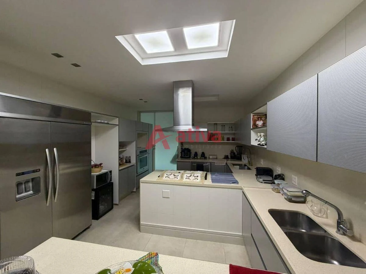 4-bedroom apartment with a glass-enclosed balcony — photo 20