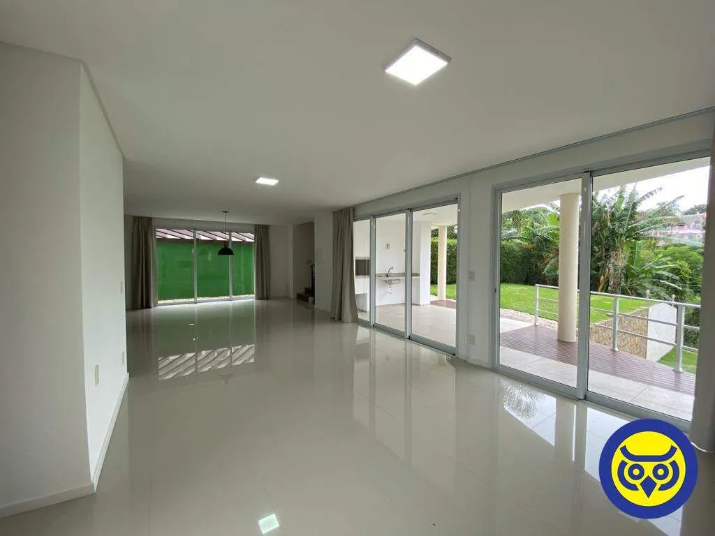 3-bedroom house with a water view — photo 11