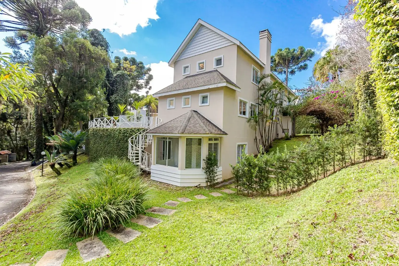 Casa com 4 dormitórios e churrasqueira privativa — photo 4