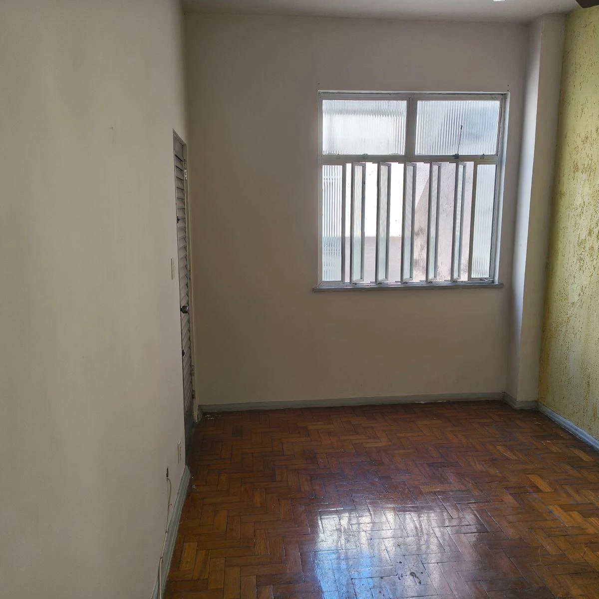 2-bedroom apartment with wood or laminate floors — photo 10