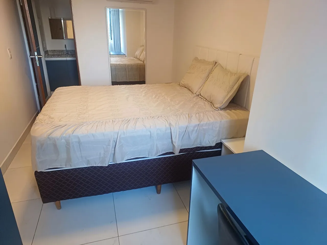 One-bedroom apartment in a building with a gym — photo 3