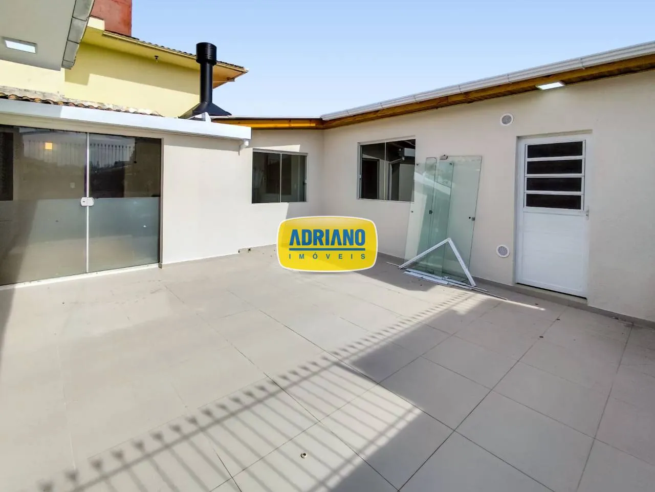 House with 5 bedrooms and a closed-off kitchen — photo 39