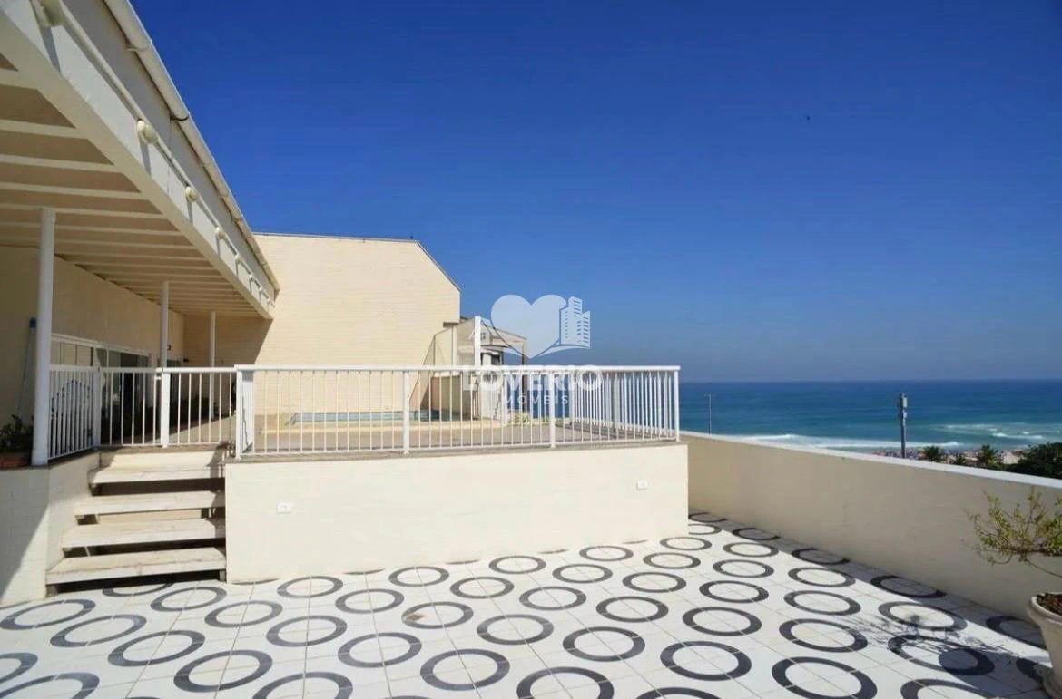 Water view in a 4-bedroom apartment, 430 m²