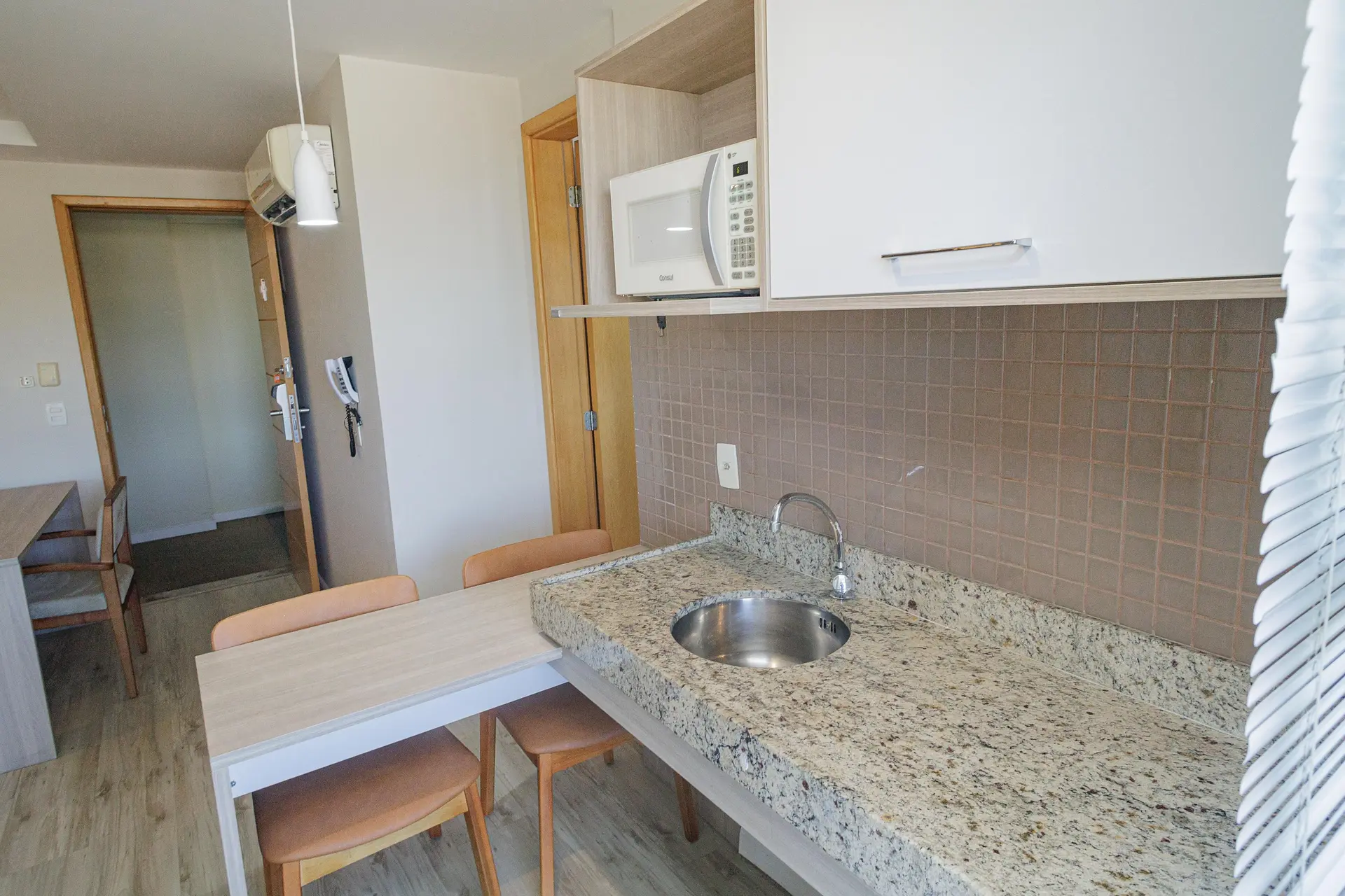 Меблированная квартира с балконом и 1 спальней — photo 18