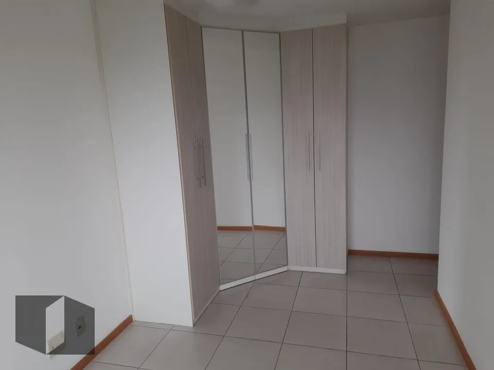 3-bedroom apartment with balcony and city views — photo 4