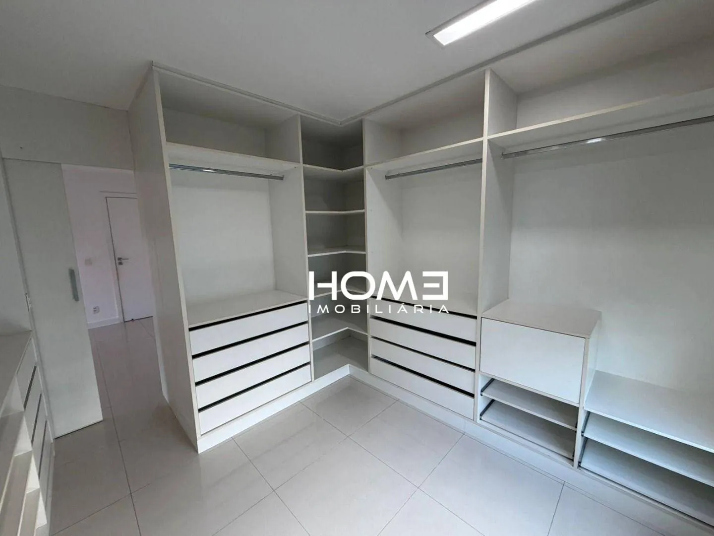 Furnished apartment, 365 m², with floor-to-ceiling windows — photo 32