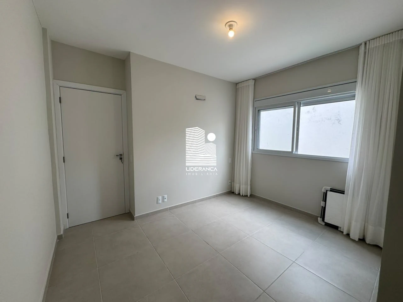 2-bedroom apartment with a mountain view in Florianópolis — photo 8