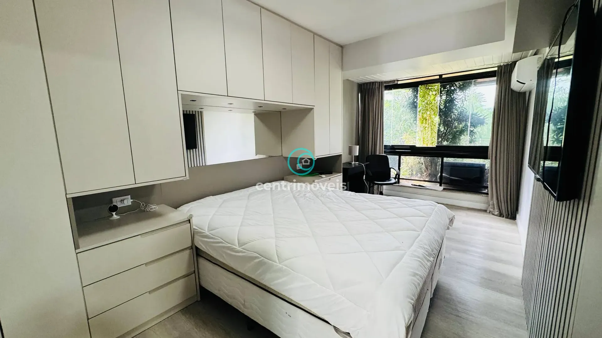 Walk-in closet in a 2-bedroom apartment, 110 m² — photo 3