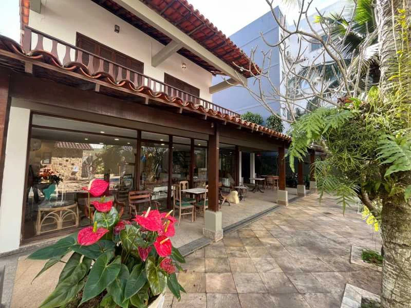 Balcony with a grill in a 4-bedroom house, 420 m² — photo 4
