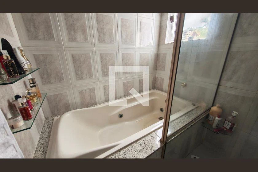 290 m² house with a bathtub and a walk-in closet — photo 26