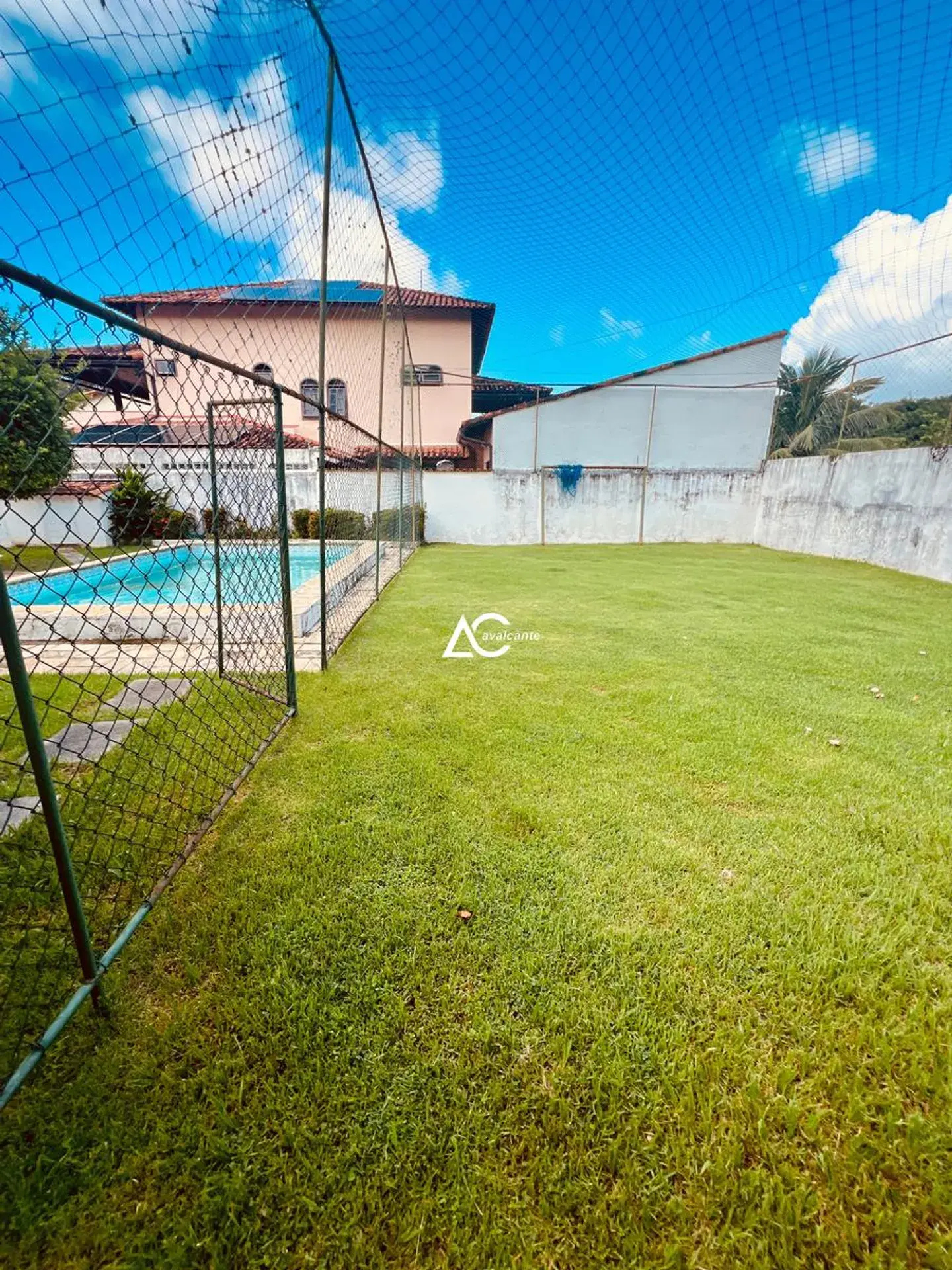 House with 5 bedrooms and 5 bathrooms plus a pool — photo 36