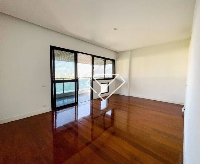 4-bedroom apartment with a balcony and laundry area — photo 15