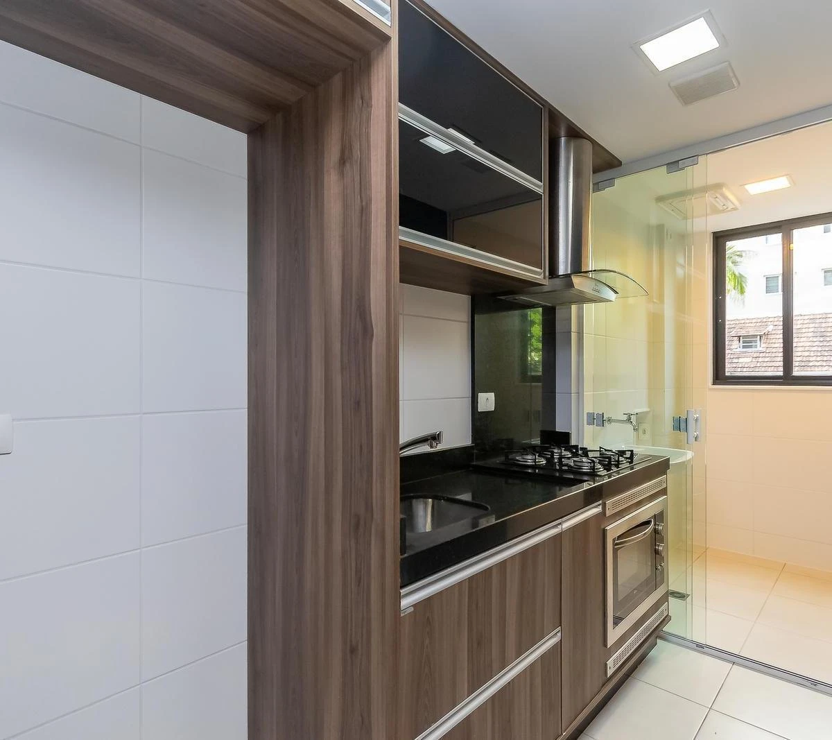 Квартира 71 м² с застеклённым балконом и панорамными окнами — photo 11