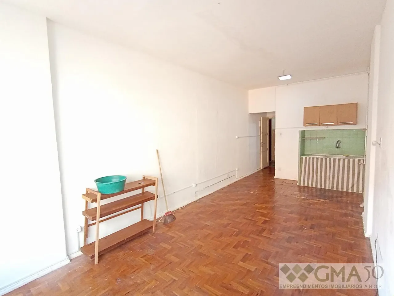 Estudio sin amueblar con cocina compacta y muebles a medida — photo 3
