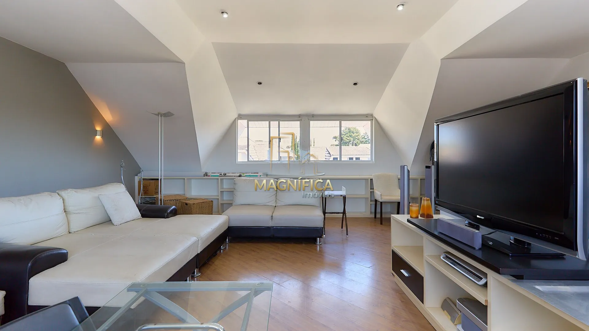 House with 4 bedrooms and 3 en-suite suites, 4 parking spaces — photo 50