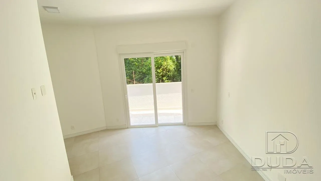 Balcony with a grill in a 2-bedroom apartment, 65 m² — photo 8