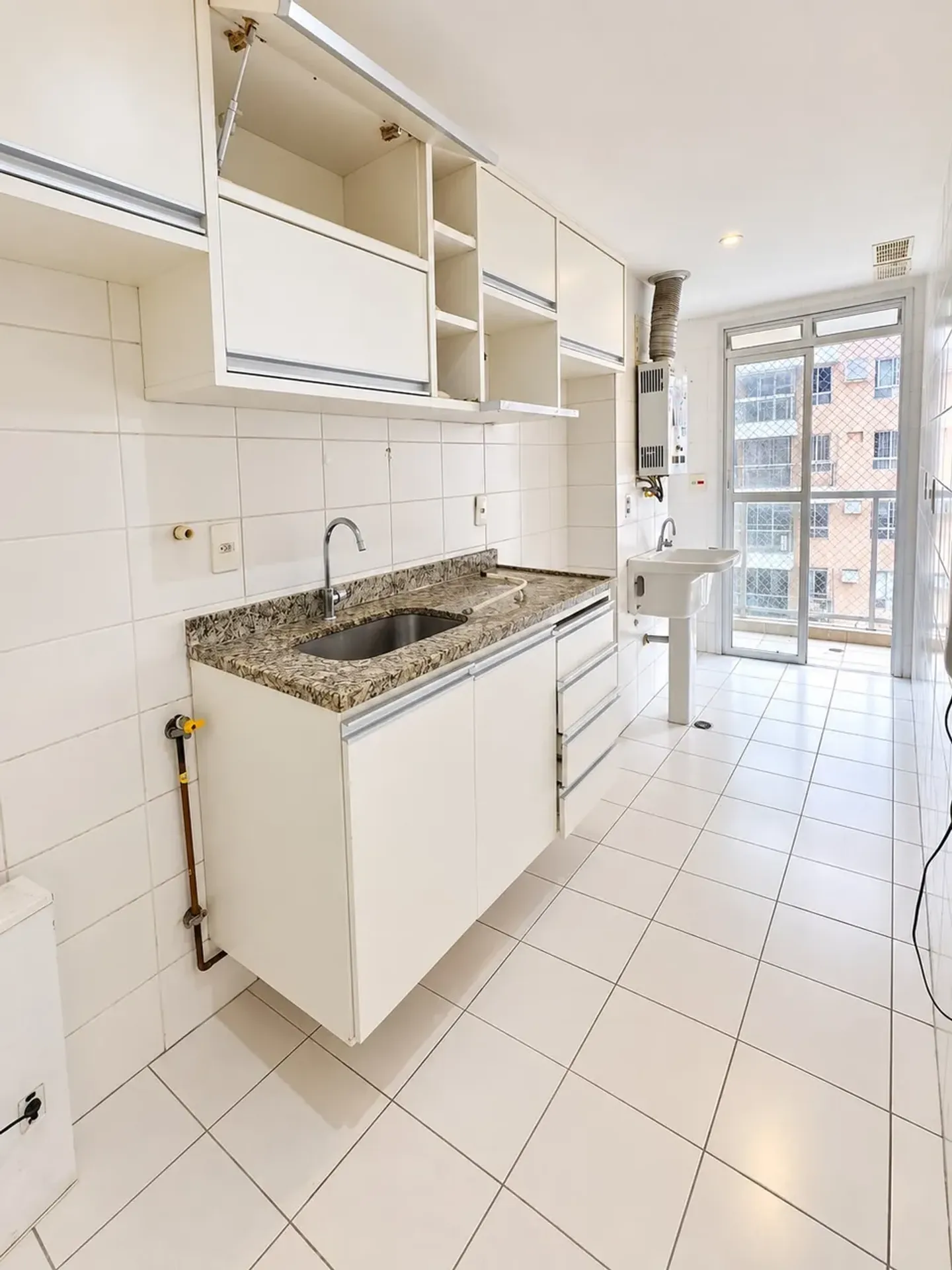 3-bedroom apartment in a building with a gym — photo 2