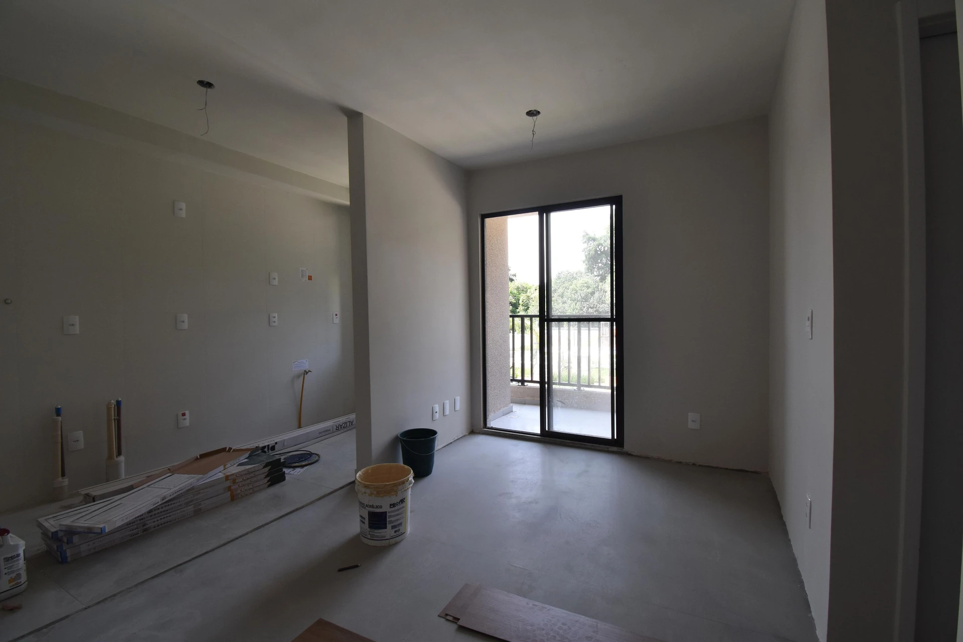 Balcony with a grill in a 2-bedroom apartment, 53 m² — photo 31
