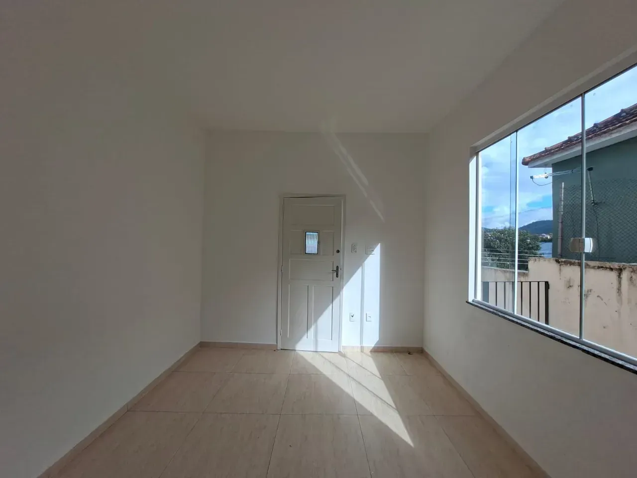 2-bedroom house with 1 bathroom and parking space