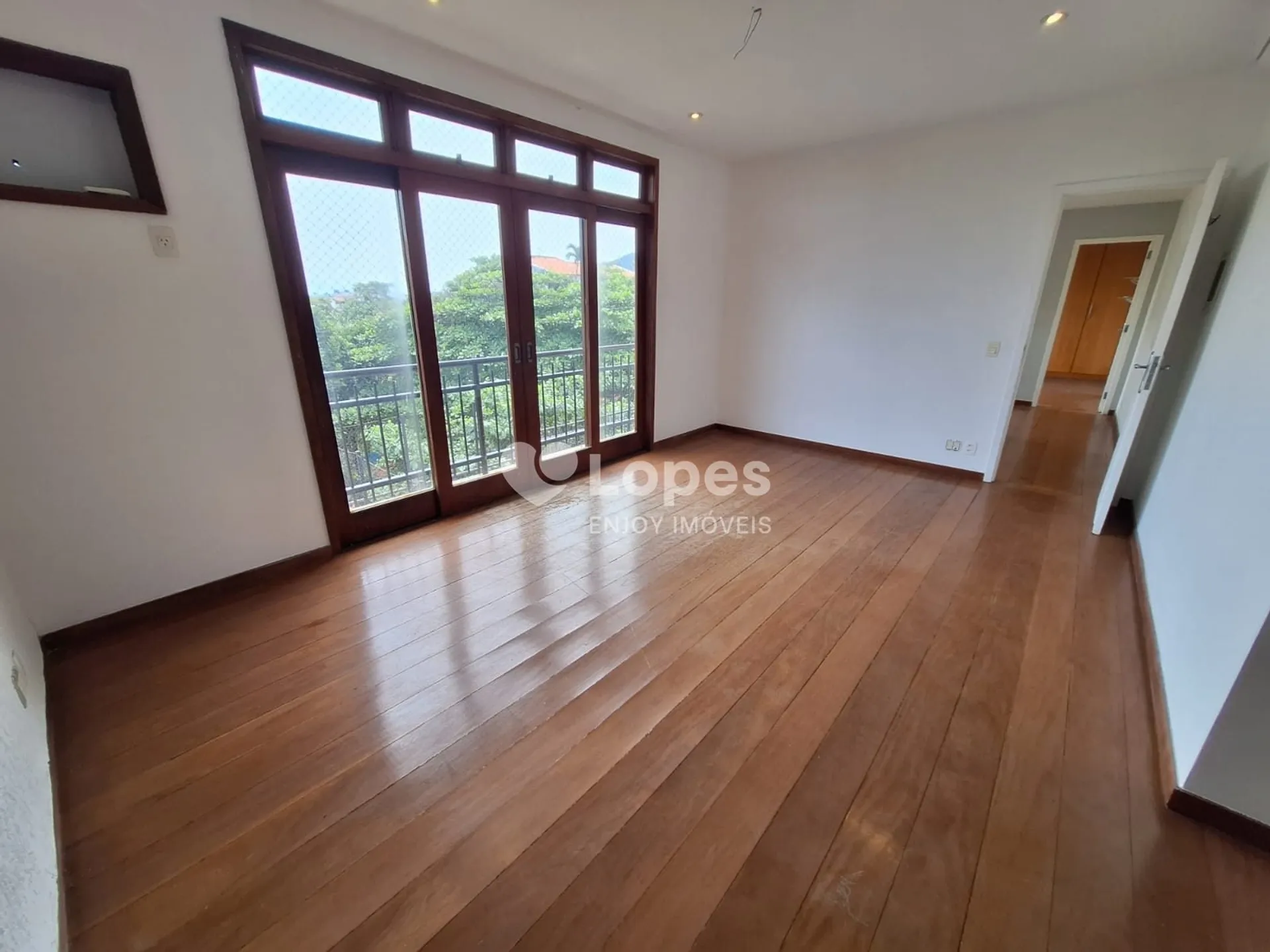 5-bedroom apartment in a building with a gym — photo 21