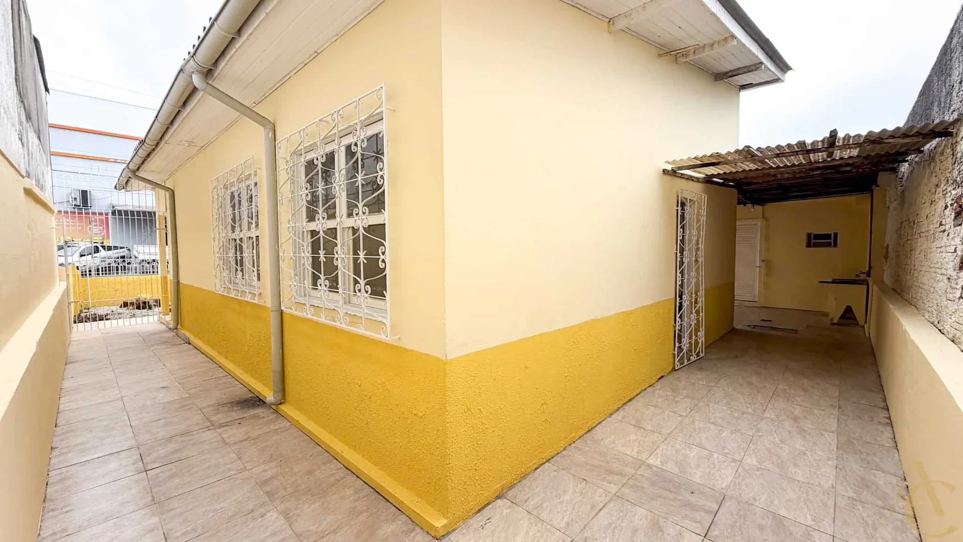 Casa residencial com 4 quartos e 1 banheiro, 263 m² — photo 2