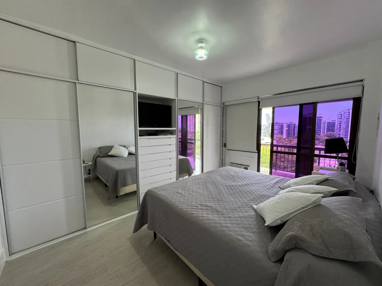 Furnished 4-bedroom apartment with glass balcony — photo 17