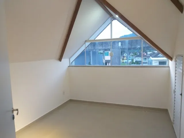 Casa com 5 quartos e 5 banheiros, cozinha com fogão a gás — photo 5