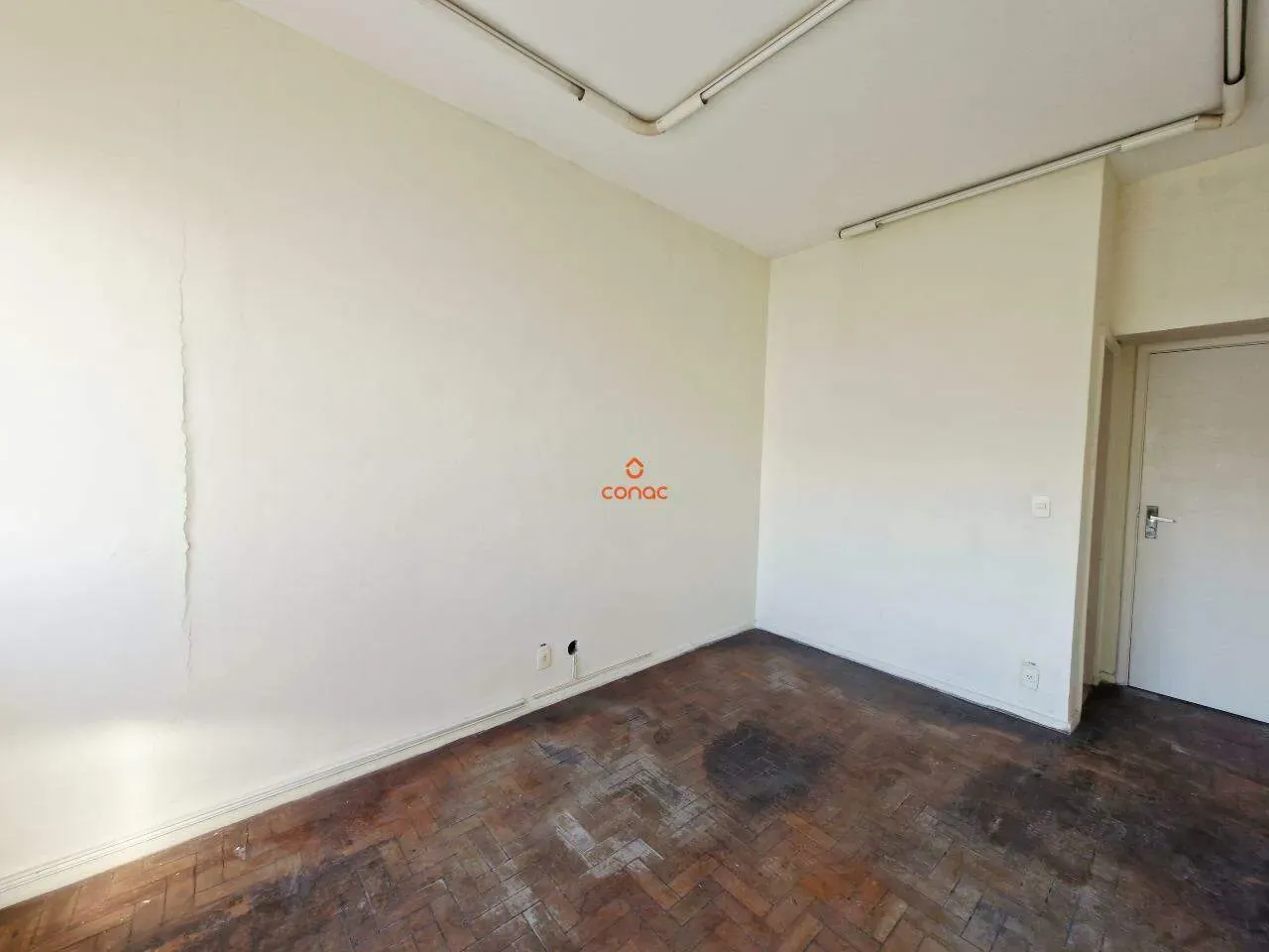 Apartamento de 1 quarto com piso de madeira ou laminado — photo 15
