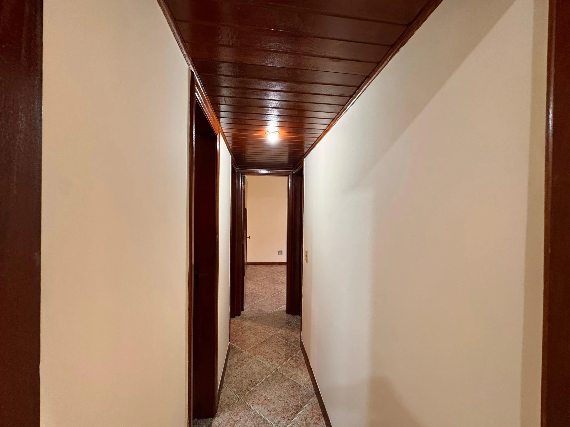 Unfurnished 3-bedroom apartment with enclosed balcony — photo 3