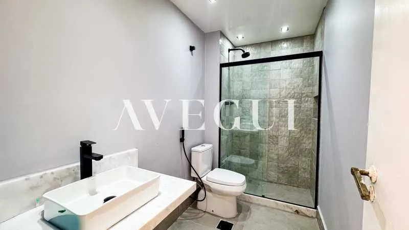 Unfurnished apartment with 4 bedrooms and tall windows — photo 4
