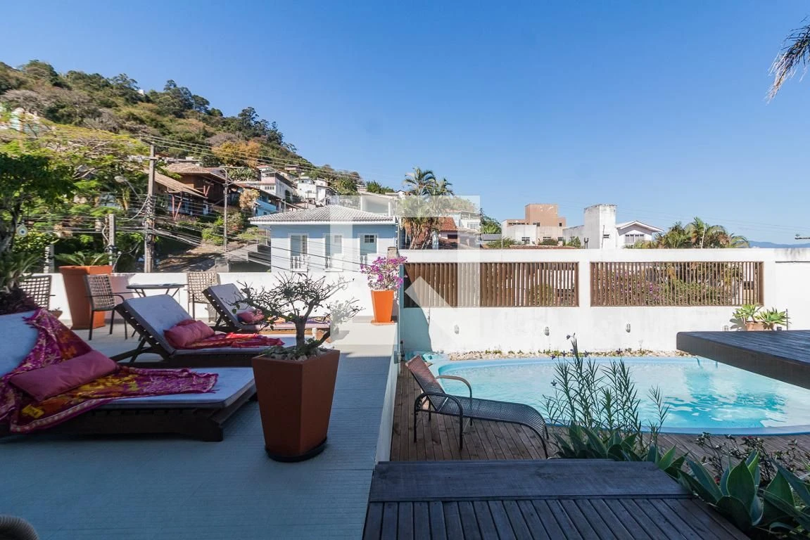 Furnished studio in a building with a pool — photo 21