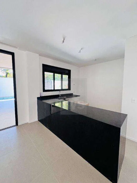 Modern house with 5 en-suite bedrooms and air conditioning — photo 26