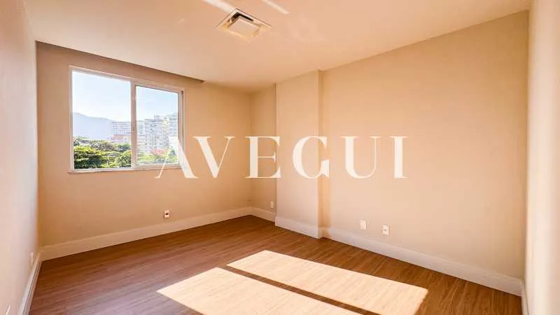 Unfurnished apartment with 4 bedrooms and tall windows — photo 3