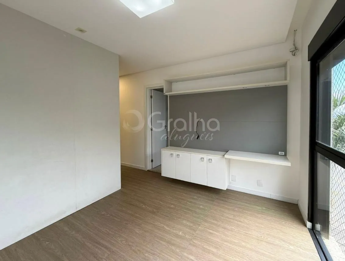 3-bedroom apartment with a glass-enclosed balcony — photo 7