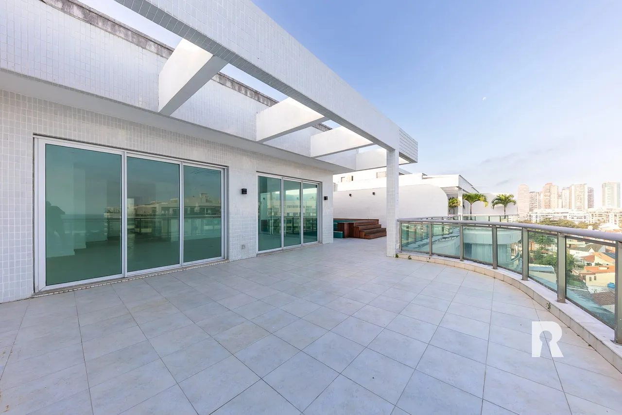 4-bedroom, 5-bath apartment with a balcony — photo 13