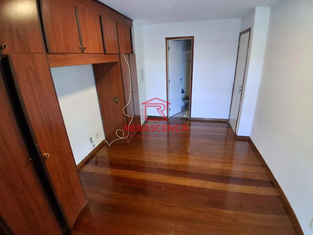 Apartamento sem mobília com 3 quartos, piso de madeira — photo 20